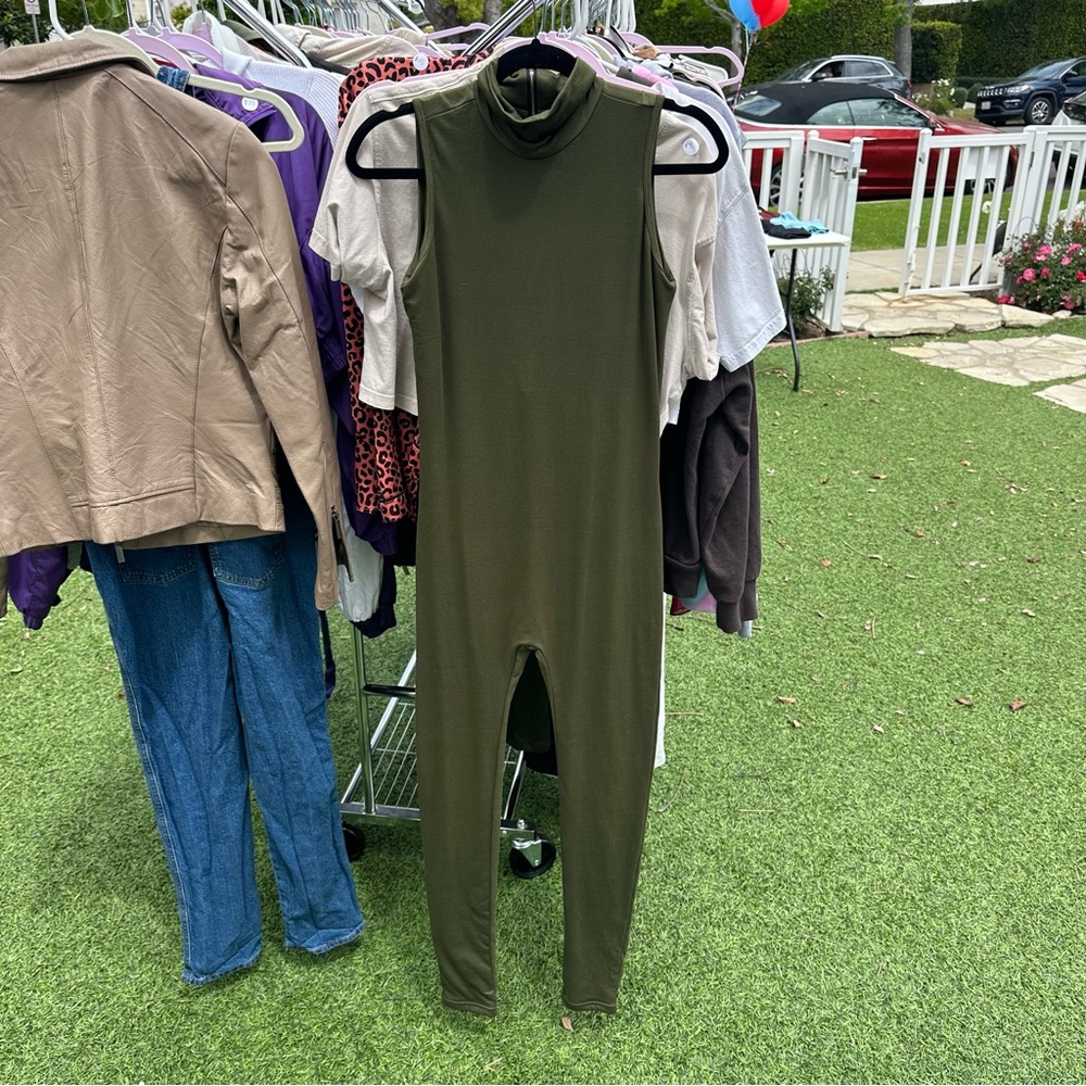 Small green bumpsuit sleeveless jumpsuit
